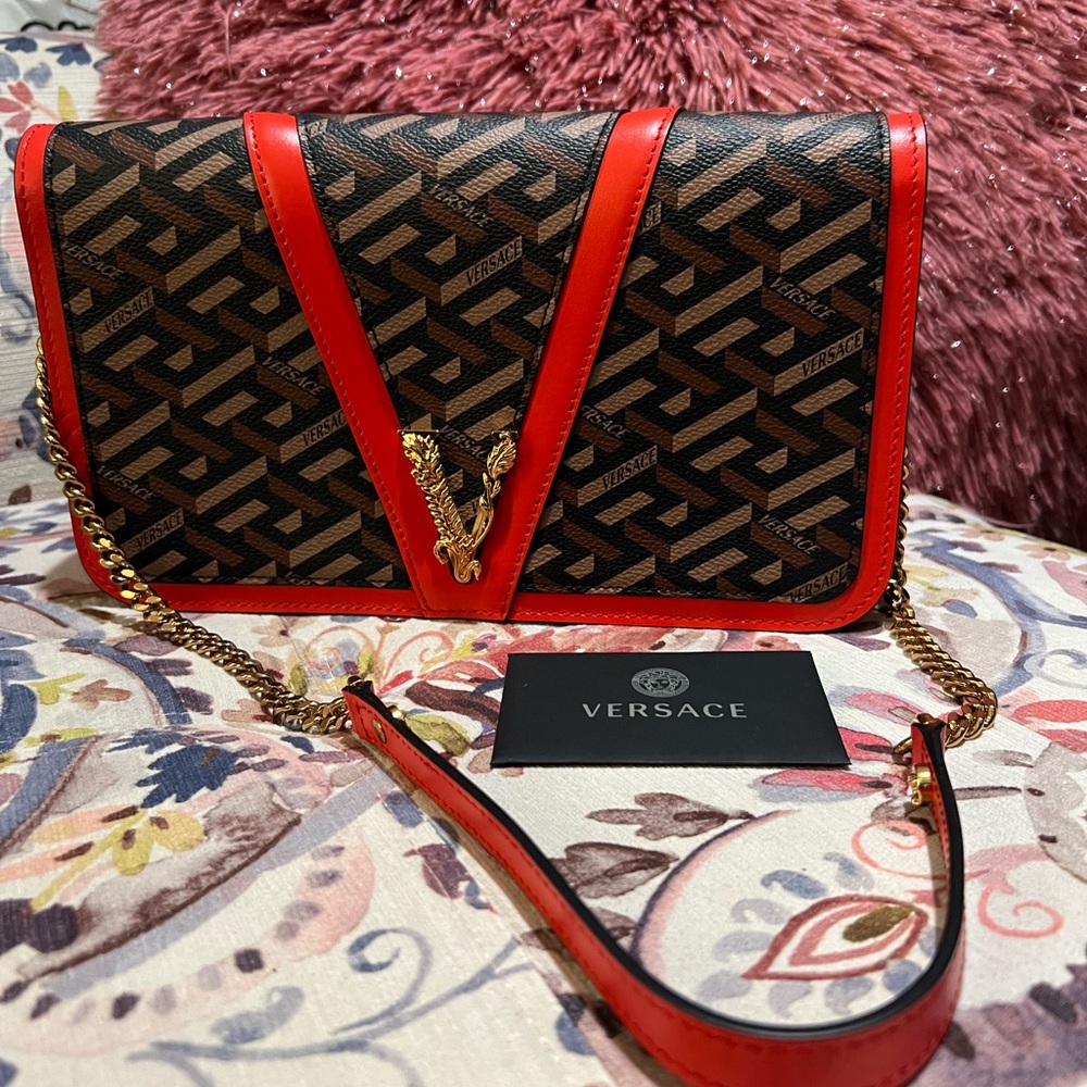 ❌SOLD❌ VERSACE
Virtus La Greca Signature Shoulder Bag